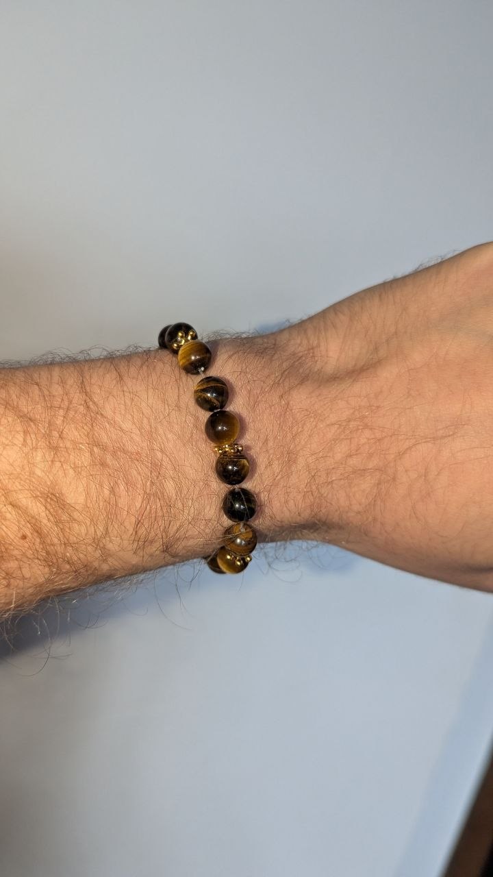 Armband Tigerauge Erdton — am Handgelenk